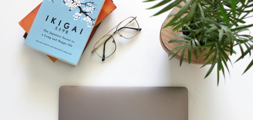 Photo by Om Thakkar: https://www.pexels.com/photo/apple-macbook-next-to-eyeglasses-and-stack-of-books-13117733/